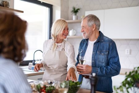 On en rêve, on le redoute, on s’en réjouit, on le subit…Comment se transforme le lien conjugal avec le vieillissement notamment quand l’un des membres du couple connaît des difficultés de santé et que l’autre devient son aidant ?