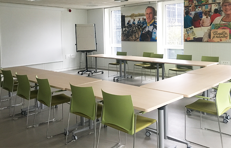 Une salle lumineuse disposant de tout l'équipement nécessaire pour vos réunions de travail.